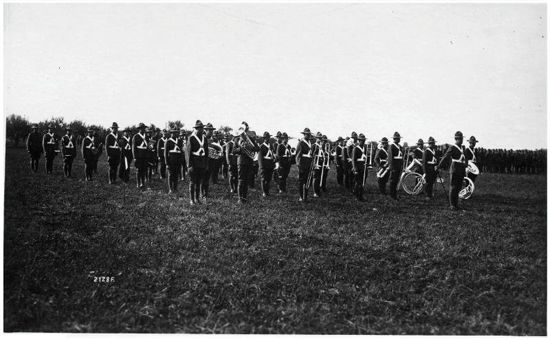 Veneto - Verona - sfilata - americani - bande - strumenti musicali - re -1918 (positivo) di Marzocchi, Luigi (primo quarto XX)