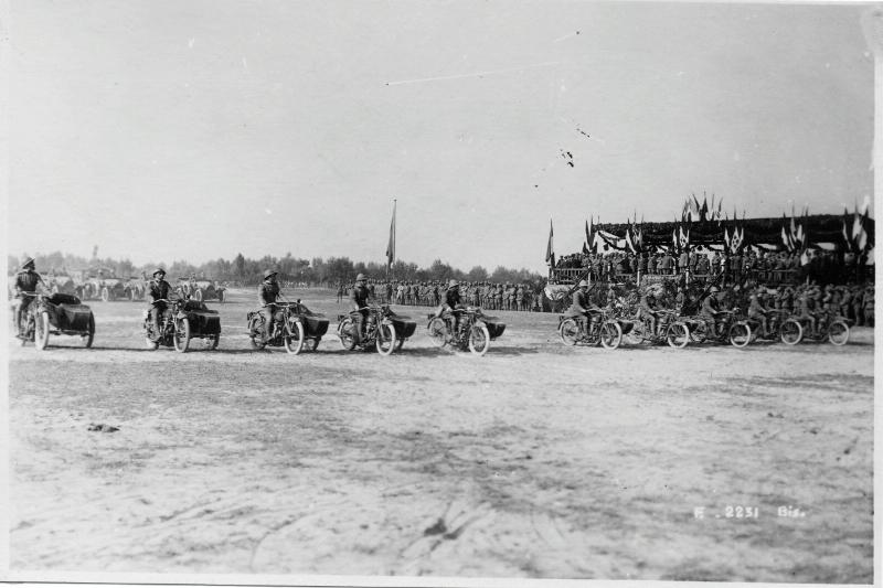 Festeggiamenti - Feste - automobilisti - 3° Armata - sfilata - motociclette - motocarrozzette - sidecar - 1918 (positivo) di Marzocchi, Luigi (primo quarto XX)