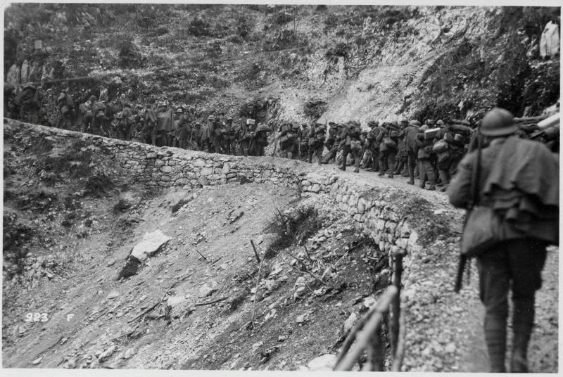 Doss Casina - 36° reggimento fanteria - mulattiere - 1918 (positivo) di Marzocchi, Luigi (primo quarto XX)