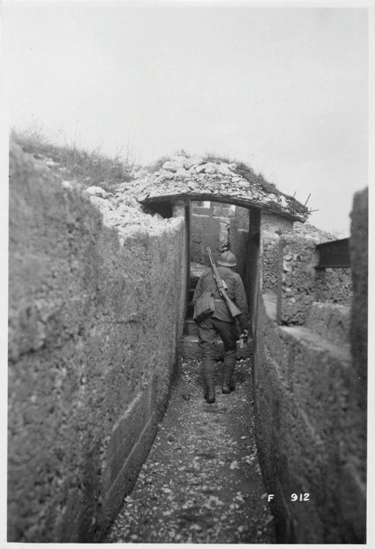 Monte Giovo - camminamenti - cemento - soldato italiano - 1918 (positivo) di Marzocchi, Luigi (primo quarto XX)