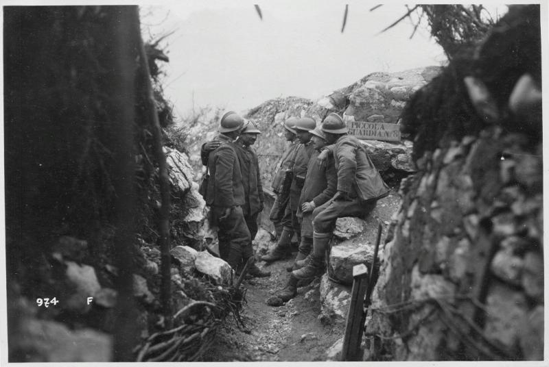 trincee - soldati italiani - guardie - 1918 (positivo) di Marzocchi, Luigi (primo quarto XX)