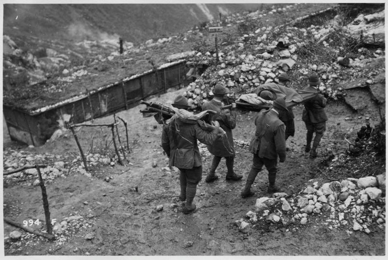 feriti - alpini - barelle - trasporti - 1918 (positivo) di Marzocchi, Luigi (primo quarto XX)