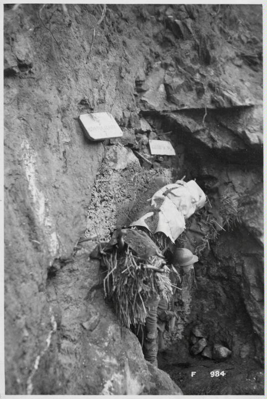 Brentonico - caverne - ripari - ricoveri - feriti - 1918 (positivo) di Marzocchi, Luigi (primo quarto XX)