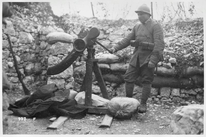 armi - esperimenti - prove - soldati italiani - 1918 (positivo) di Marzocchi, Luigi (primo quarto XX)