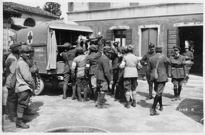 feriti - carrette - trasporti - 1918 (positivo) di Marzocchi, Luigi (primo quarto XX)