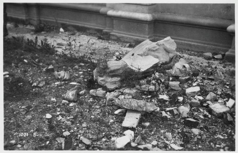 Crocetta del Montello - statue - rovine - macerie - bombardamenti - 1918 (positivo) di Marzocchi, Luigi (primo quarto XX)