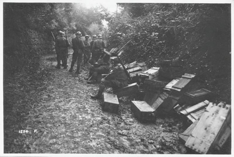 Montello - boschi - munizioni - cassette portamunizioni - 1918 (positivo) di Marzocchi, Luigi (primo quarto XX)