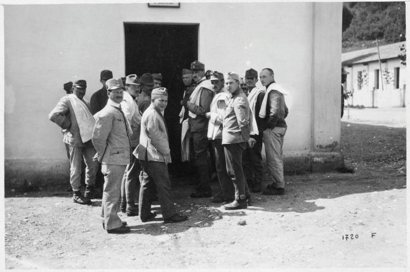 Lazio - Cassino - campi di prigionia - prigionieri - bagni - docce - asciugamani - 1918 (positivo) di Marzocchi, Luigi (primo quarto XX)