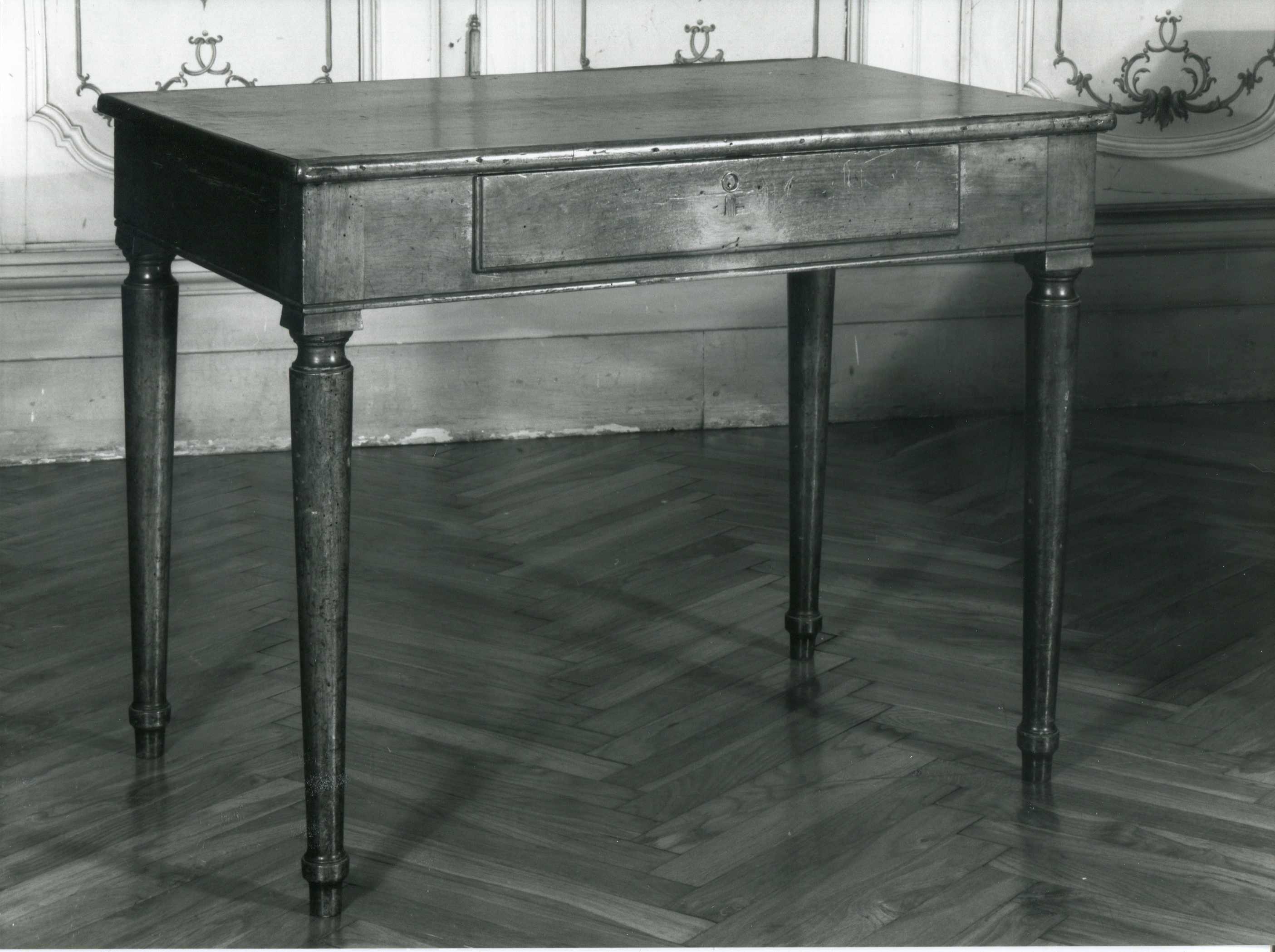 tavolo, opera isolata - manifattura lombarda (primo quarto sec. XX)