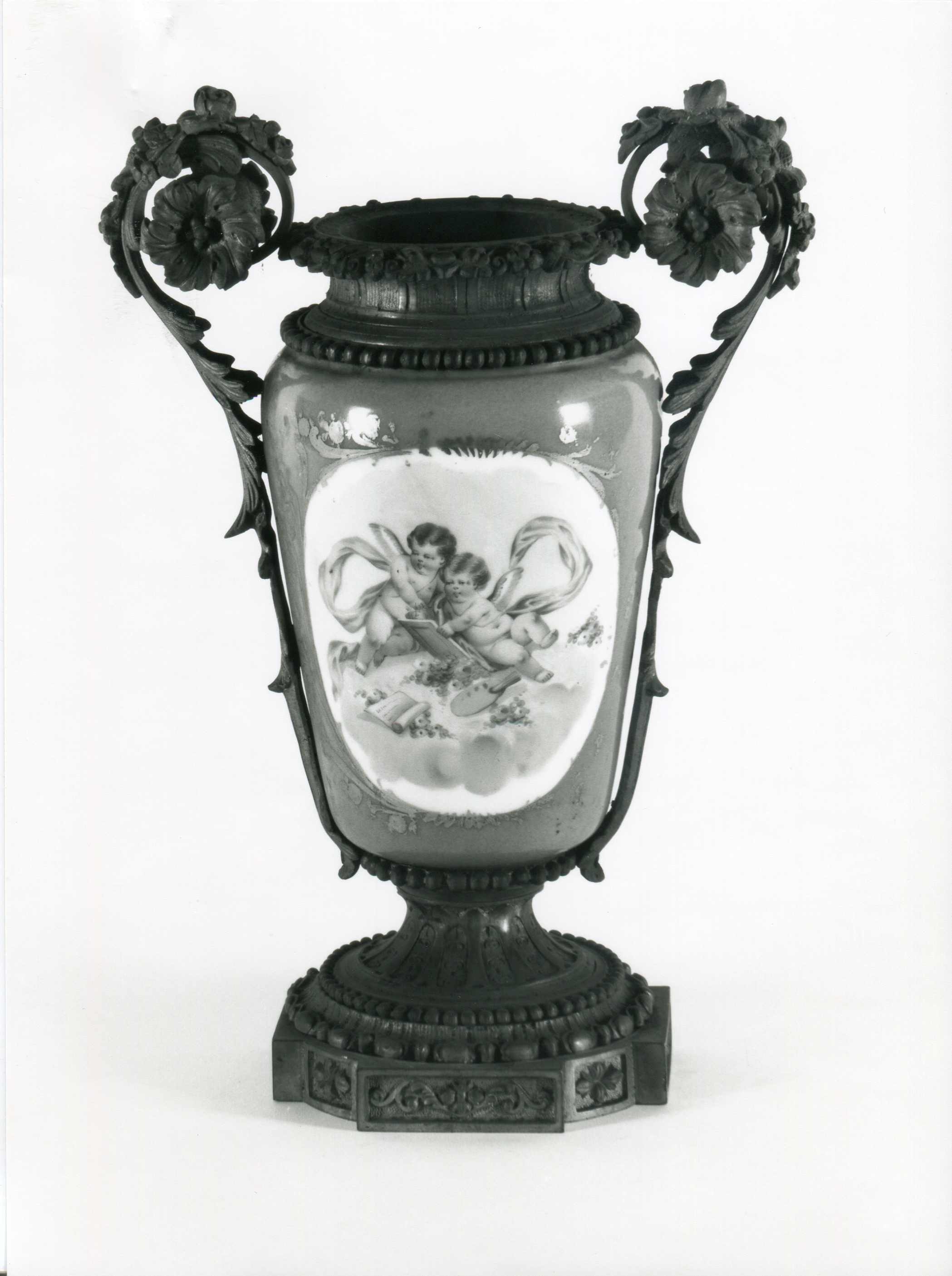 Due putti alati, fiori (vaso, serie) - manifattura francese (fine sec. XVIII)