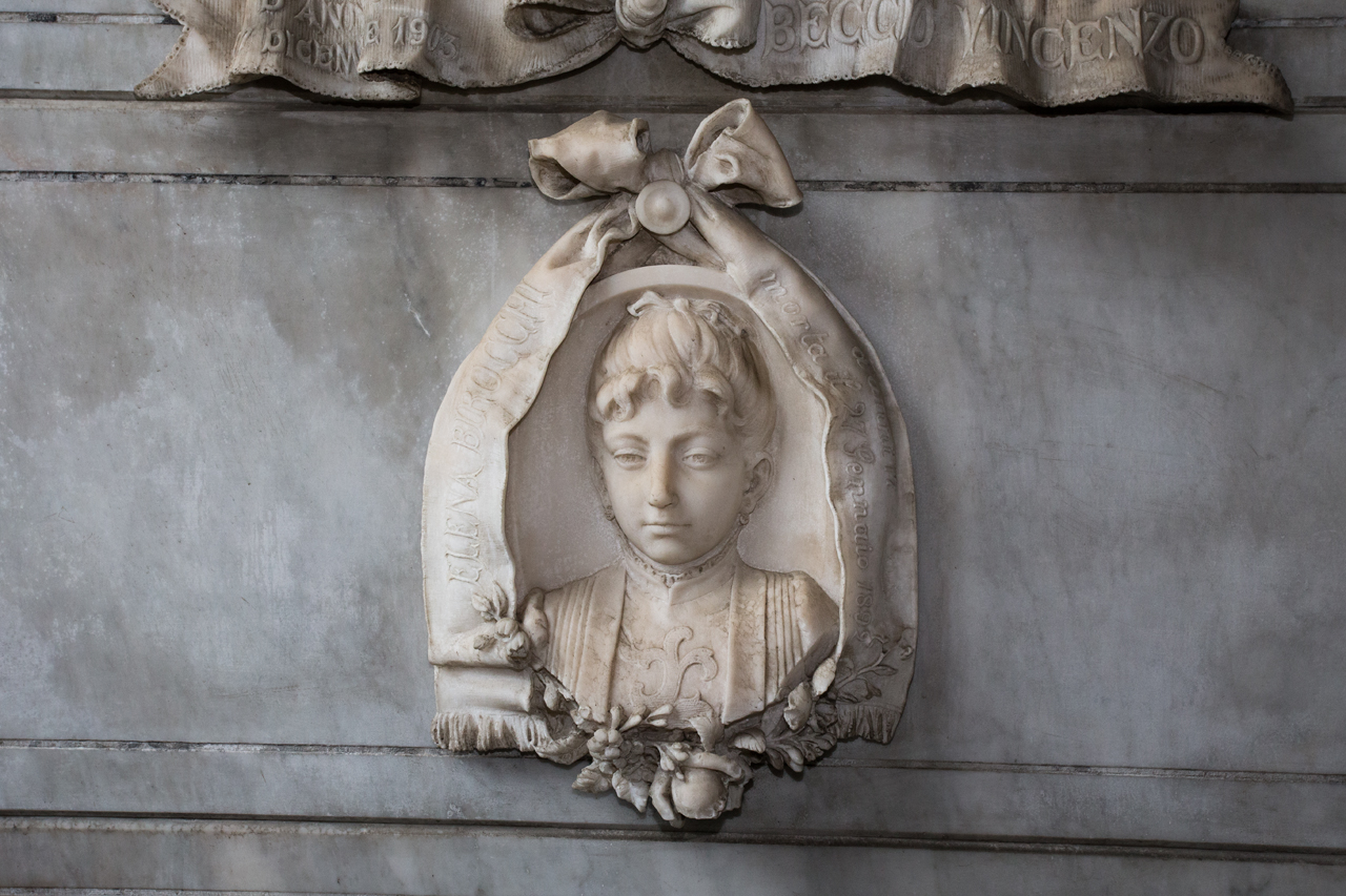 figura femminile (rilievo commemorativo, elemento d'insieme) di Sartorio Giuseppe (sec. XIX)