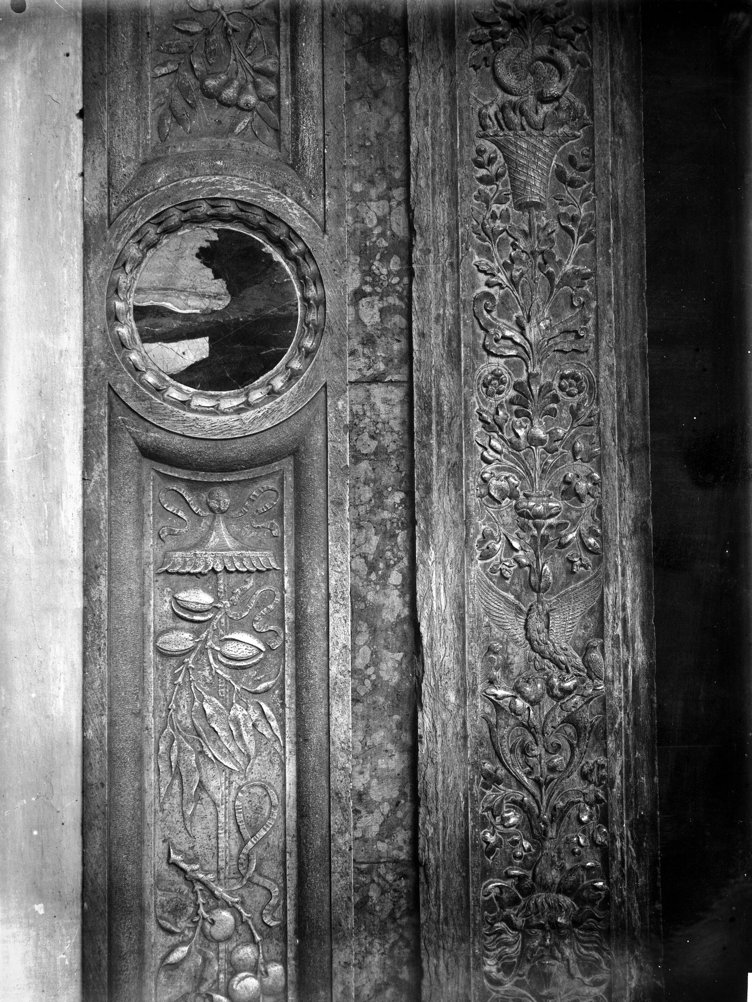 Monastero di Praglia. Dettagli dei pilastri della porta del refettorio e dei lavabi (negativo) di Gabinetto fotografico (XX)