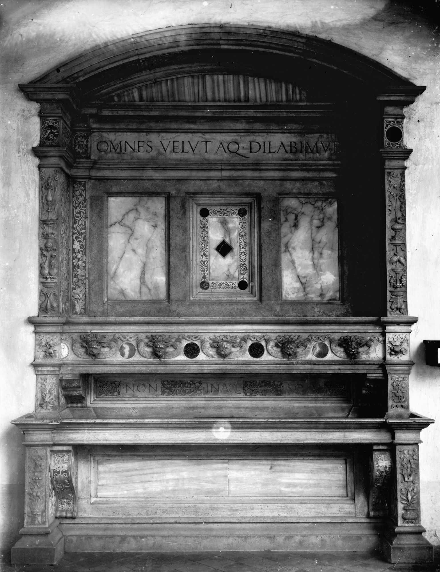 Monastero di Praglia. Lavabi in marmo intarsiati (negativo) di Gabinetto fotografico (XX)