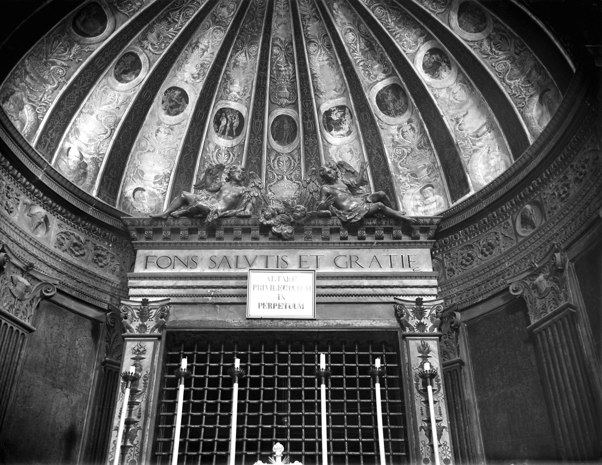Chiesa di Monteortone. Altare Maggiore e dettagli dello stesso. Sec . XV (negativo) di Gabinetto fotografico (XX)