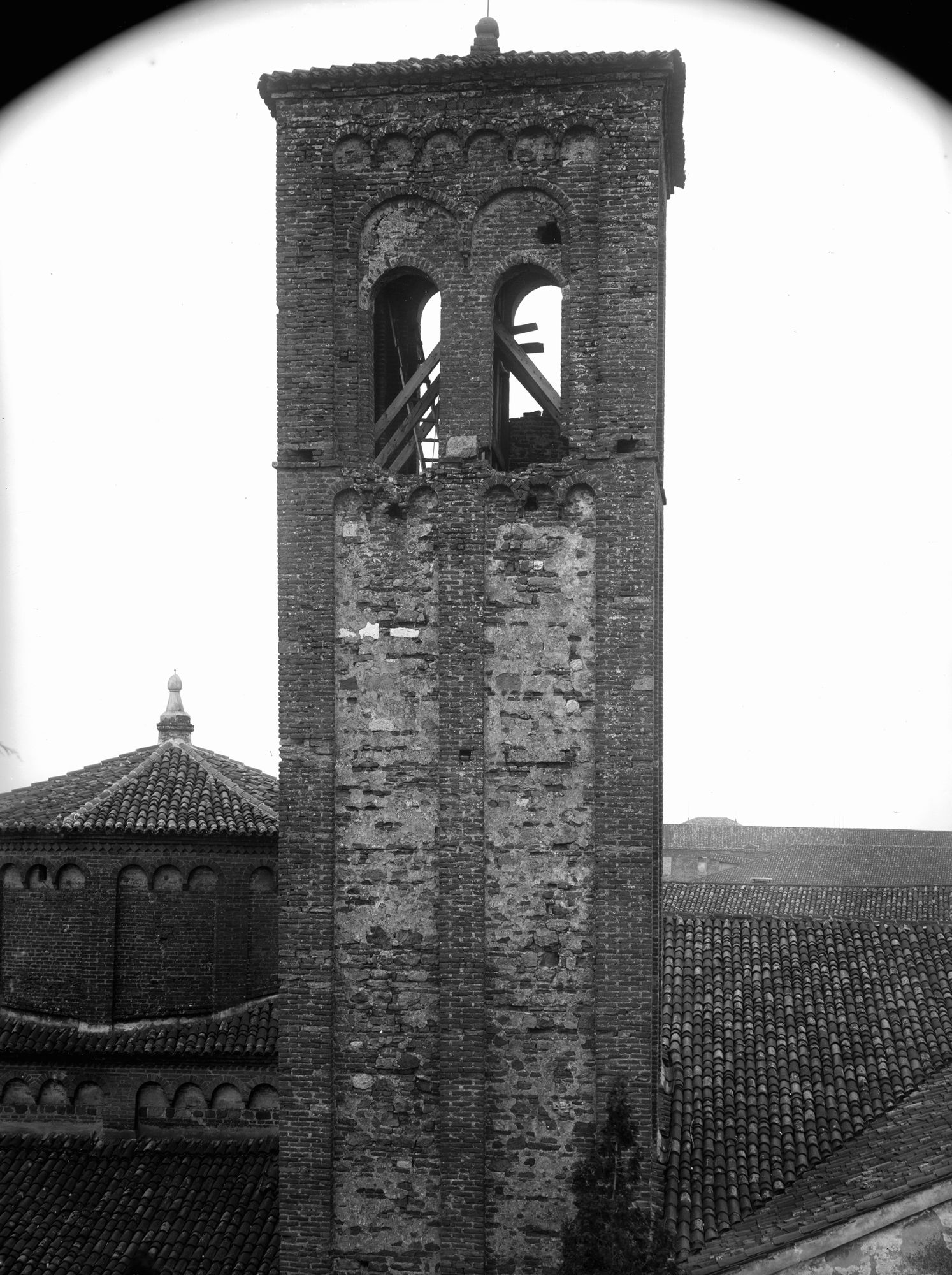 Campanile di Este. Vedute del campanile di Este e parte superiore dello stesso durante il restauro (negativo) di Gabinetto fotografico (XX)