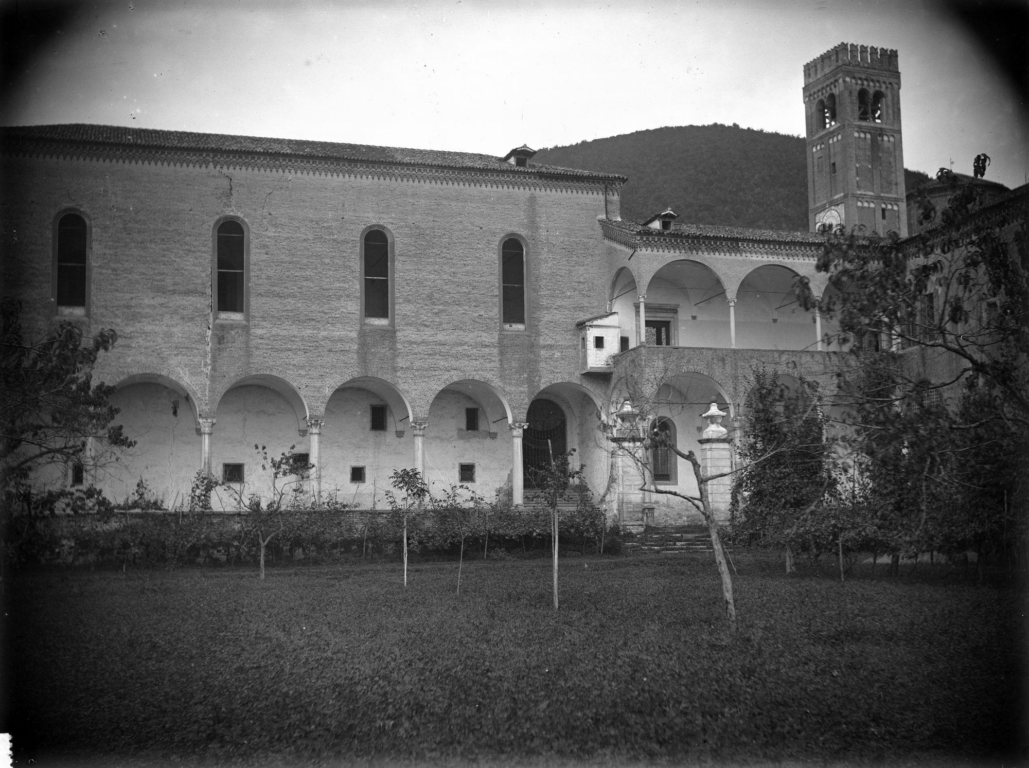Monastero. Vedute del Chiostro e del lato verso sud/est (negativo) di Gabinetto fotografico (XX)