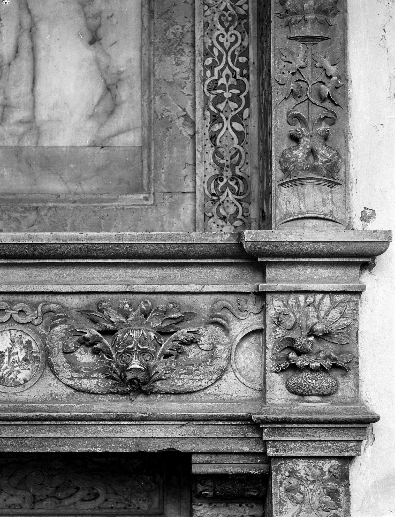 Monastero di Praglia. Dettagli dei pilastri della porta del refettorio e dei lavabi (negativo) di Gabinetto fotografico (XX)