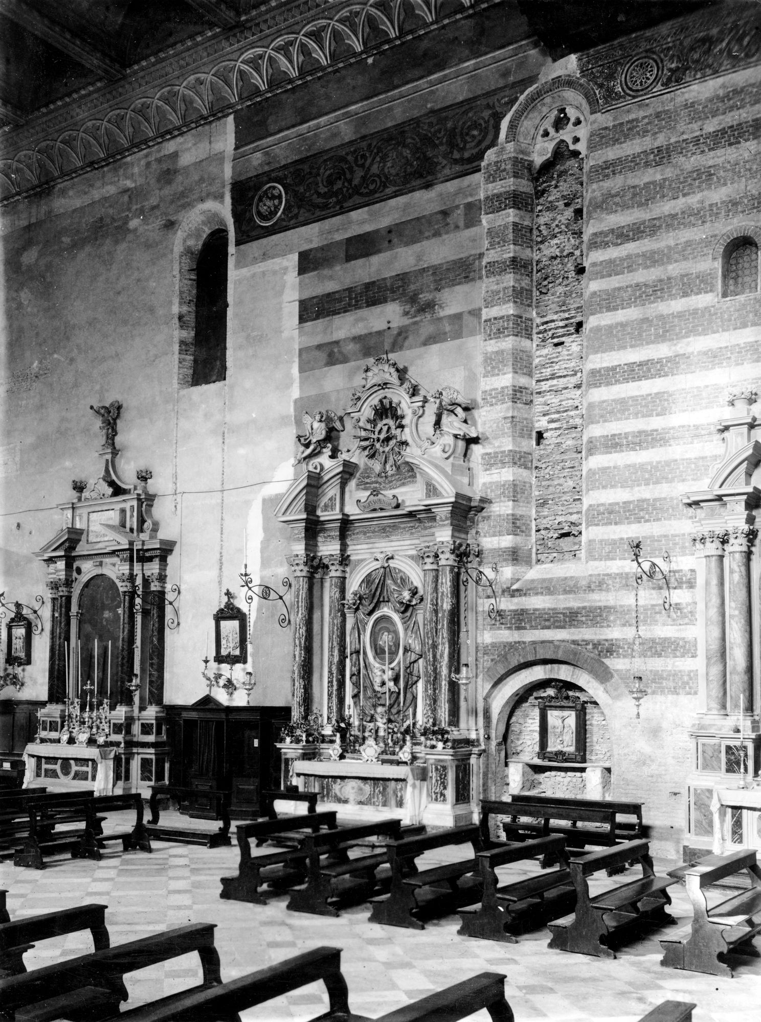 Chiesa Eremitani.Bifore parzialmente rimesse in luce lato sinistro interno (negativo) di Gabinetto fotografico (XX)