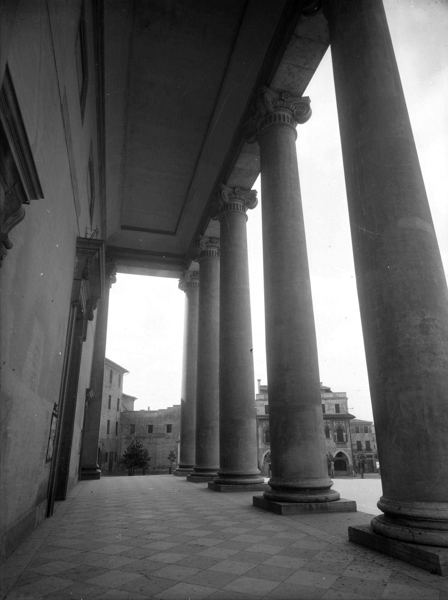 Duomo. Vedute architettoniche interne ed esterne (negativo) di Gabinetto fotografico (XX)