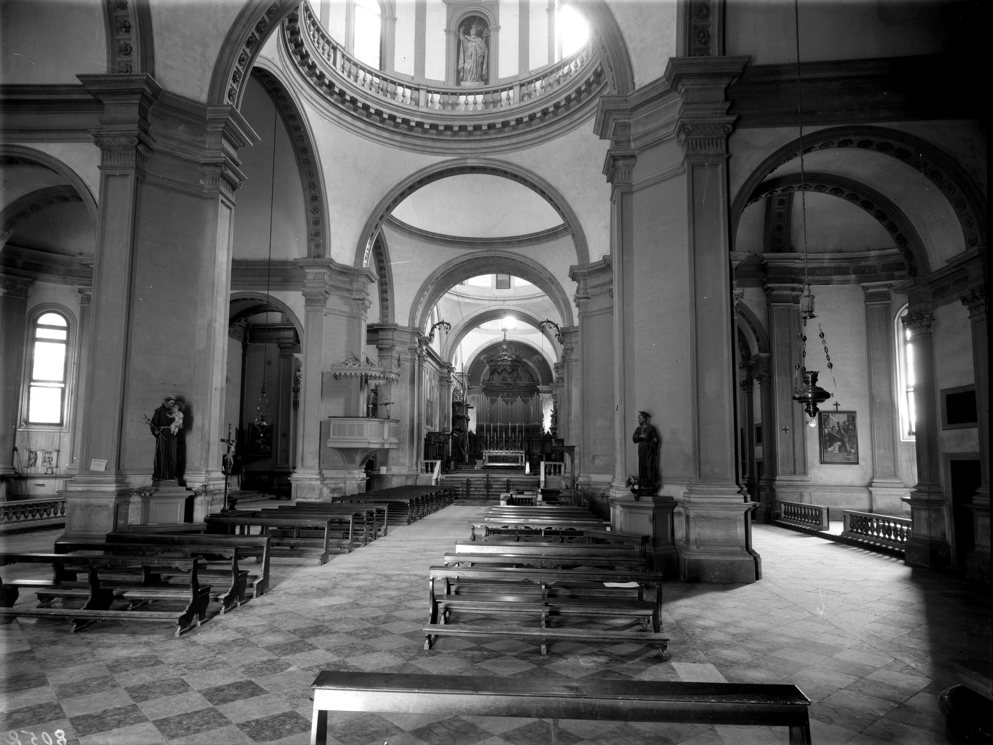 Duomo. Vedute architettoniche interne ed esterne (negativo) di Gabinetto fotografico (XX)