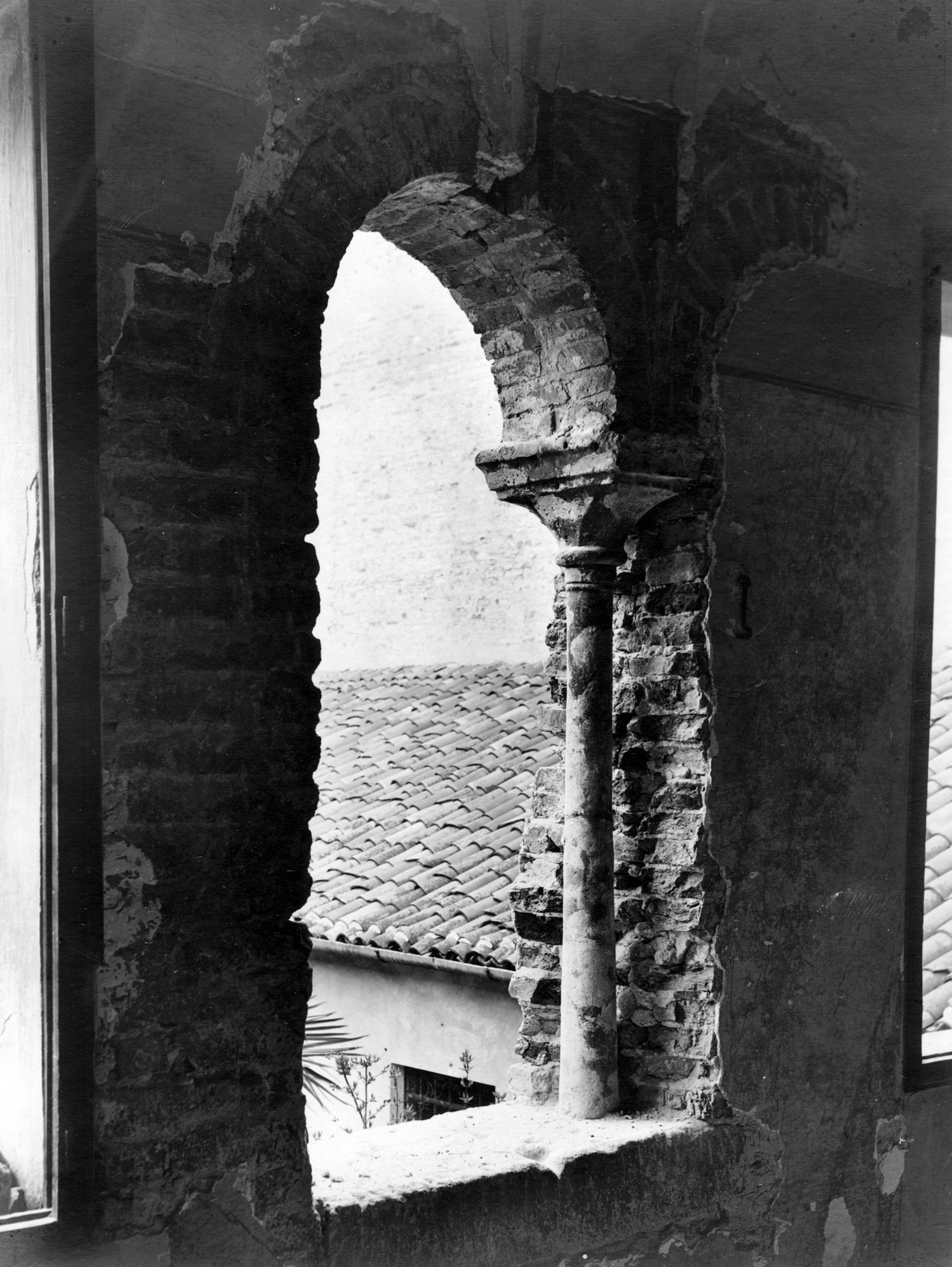 Duomo. Chiostro del vescovado. Polifora scoperta in Aprile 1946 (negativo) di Gabinetto fotografico (XX)