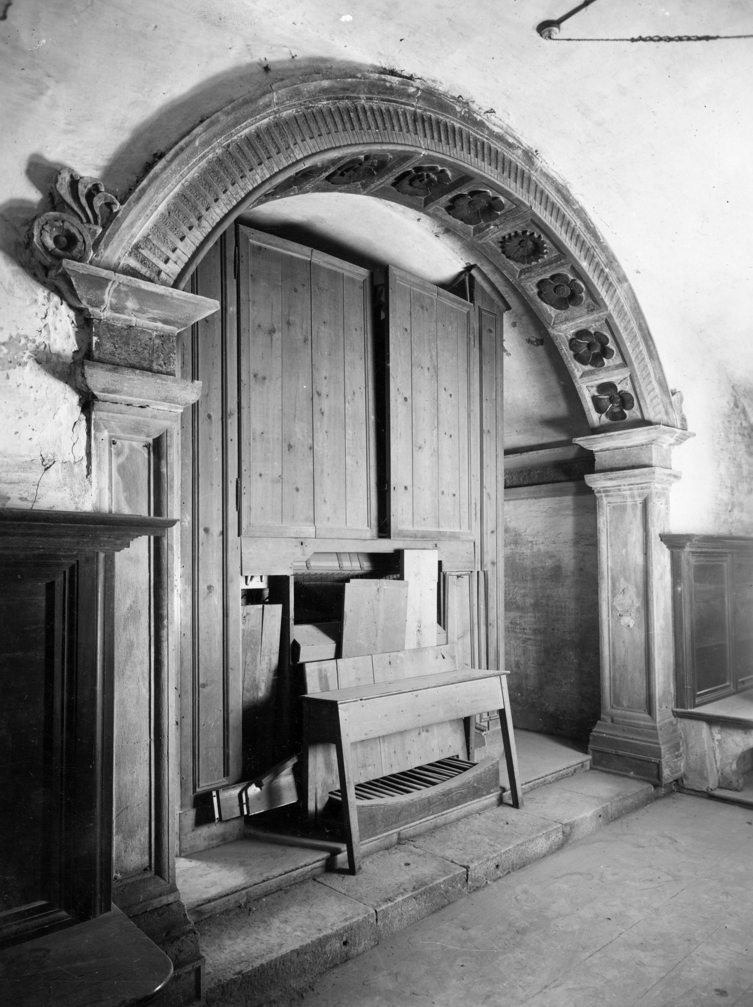Duomo. Cripta. Arco cinquecentesco dietro l'altare di San Liberale (negativo) di Gabinetto fotografico (XX)