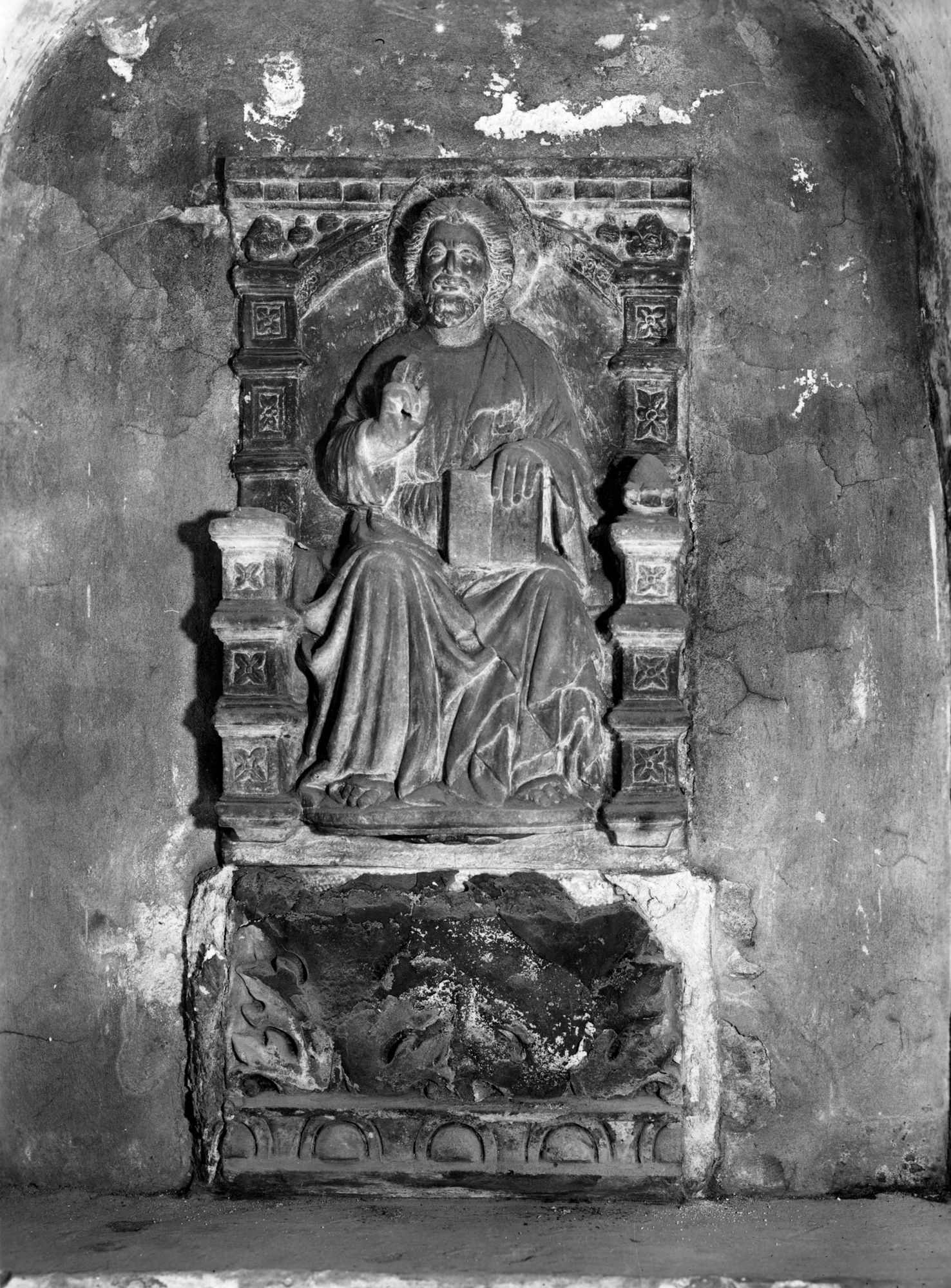 Duomo. Cripta. Cristo in trono. Scultura in pietra (negativo) di Gabinetto fotografico (XX)