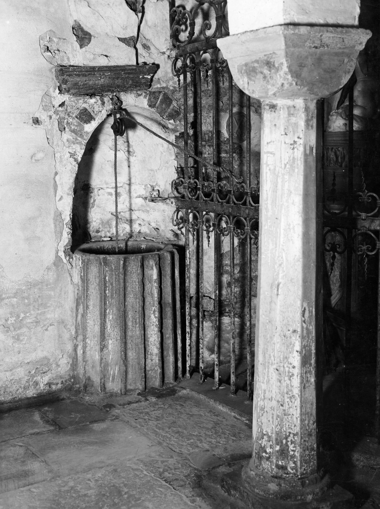 Duomo. Cripta. Pozzo ricavato da colonna romana (negativo) di Gabinetto fotografico (XX)