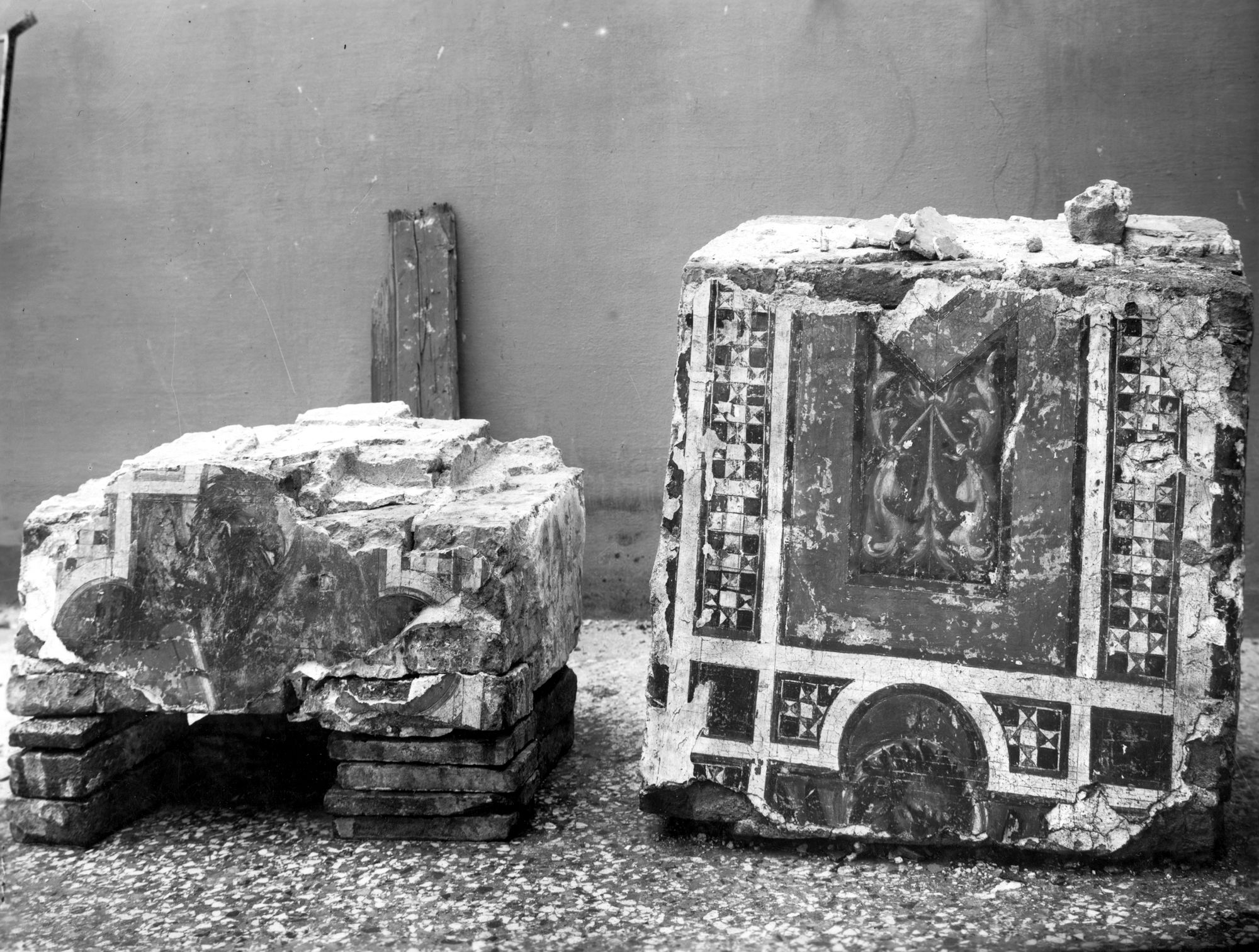 Museo Civico. Frammenti di affreschi di Tomaso da Modena con i simboli degli evangelisti (negativo) di Gabinetto fotografico (XX)