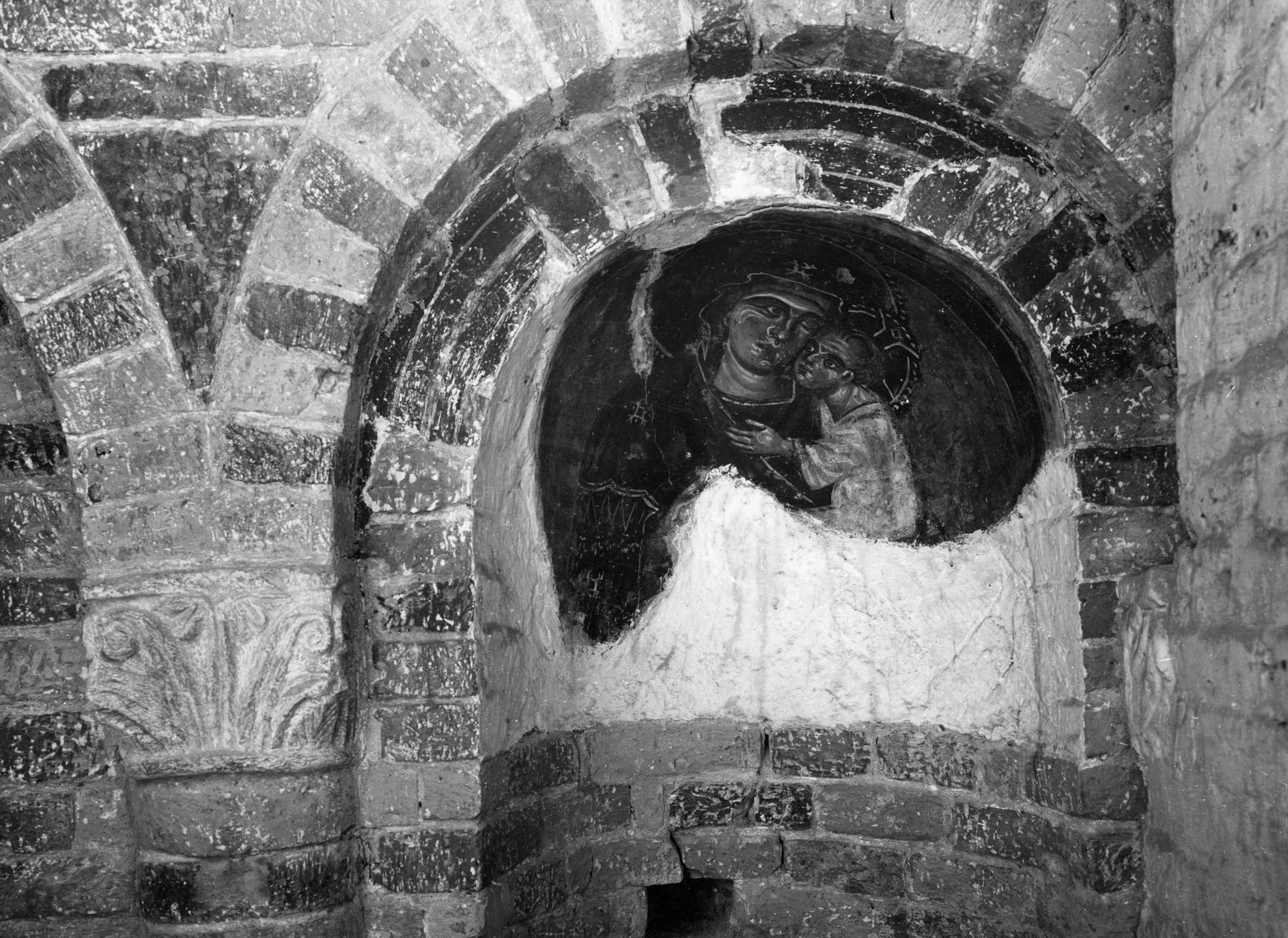 Chiesa Santa Sofia. Particolare dell'antica abside verso l'interno con dipinto affresco rappresentante la Madonna col Bambino (negativo) di Gabinetto fotografico (XX)