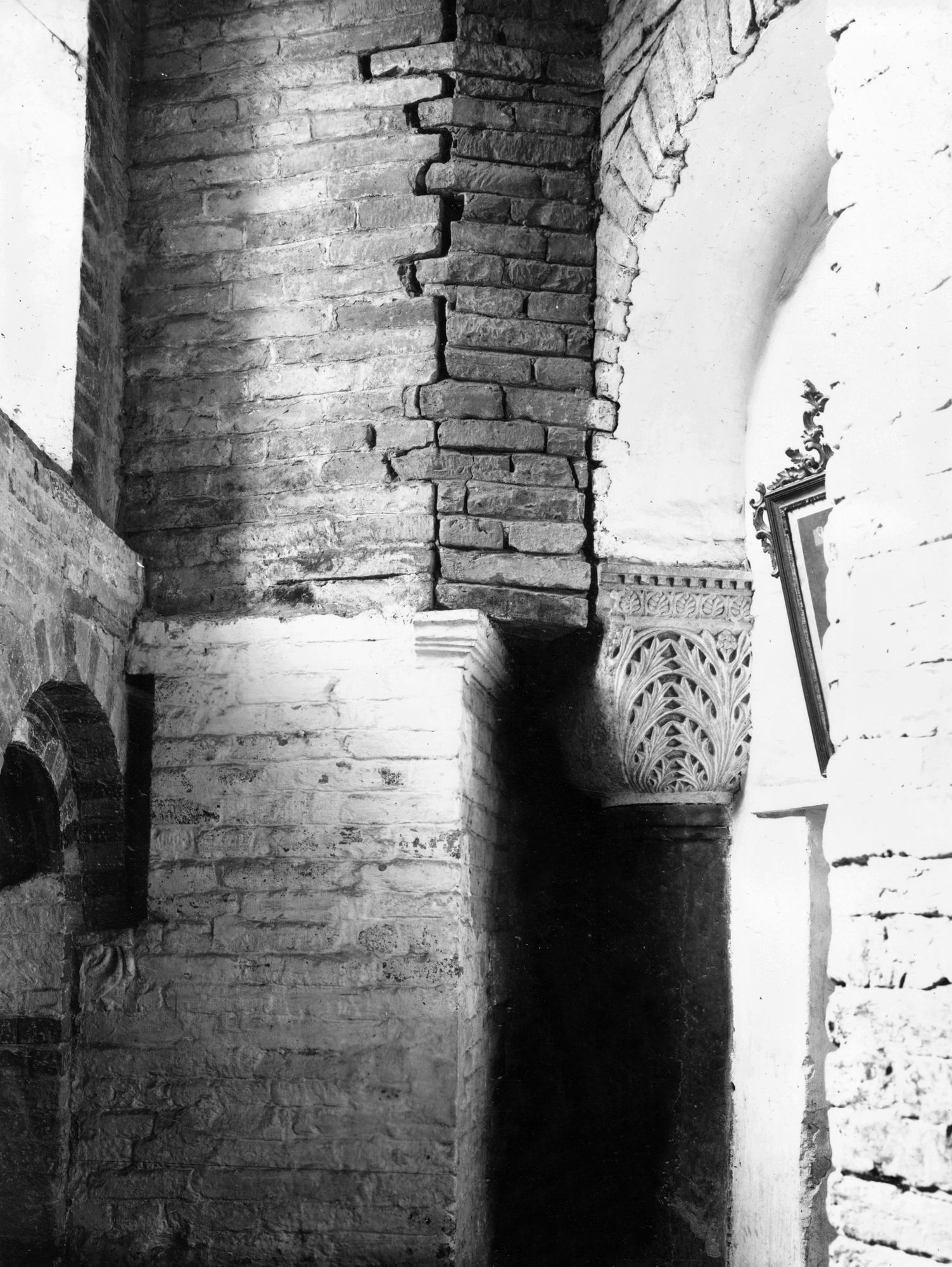 Chiesa Santa Sofia. Distacco della muratura fra l'abside e la contro abside del 1117 (negativo) di Gabinetto fotografico (XX)