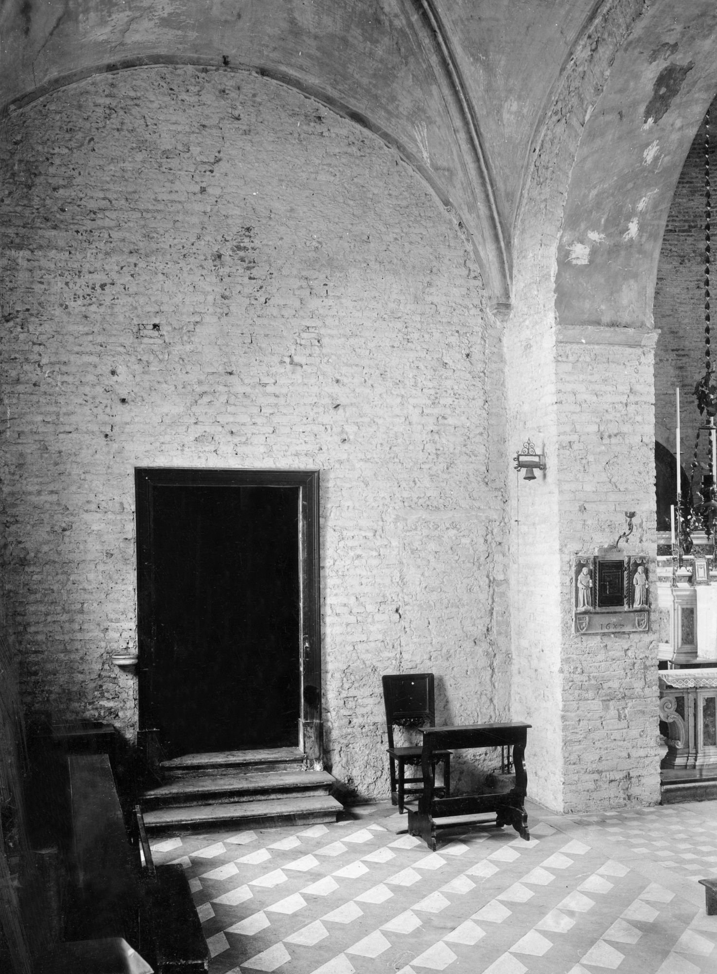 Chiesa Santa Sofia. Veduta nel coro e nei muri frontali alla sinistra di esso degli originali arcani murati (negativo) di Gabinetto fotografico (XX)