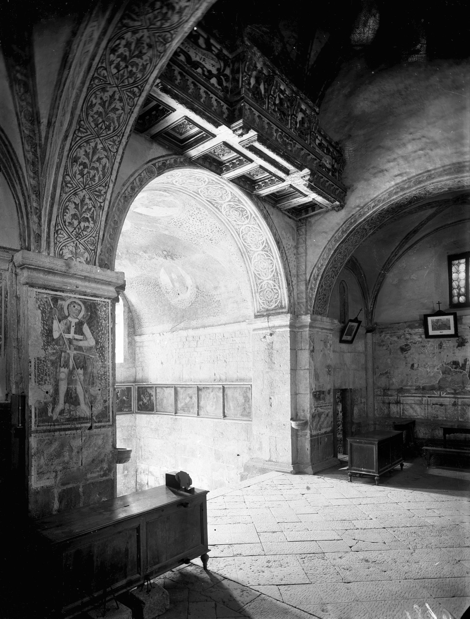 Feltre. SS. Vittore e Corona. L'interno dopo il restauro e rimessa in luce degli affreschi (negativo) di Gabinetto fotografico (XX)