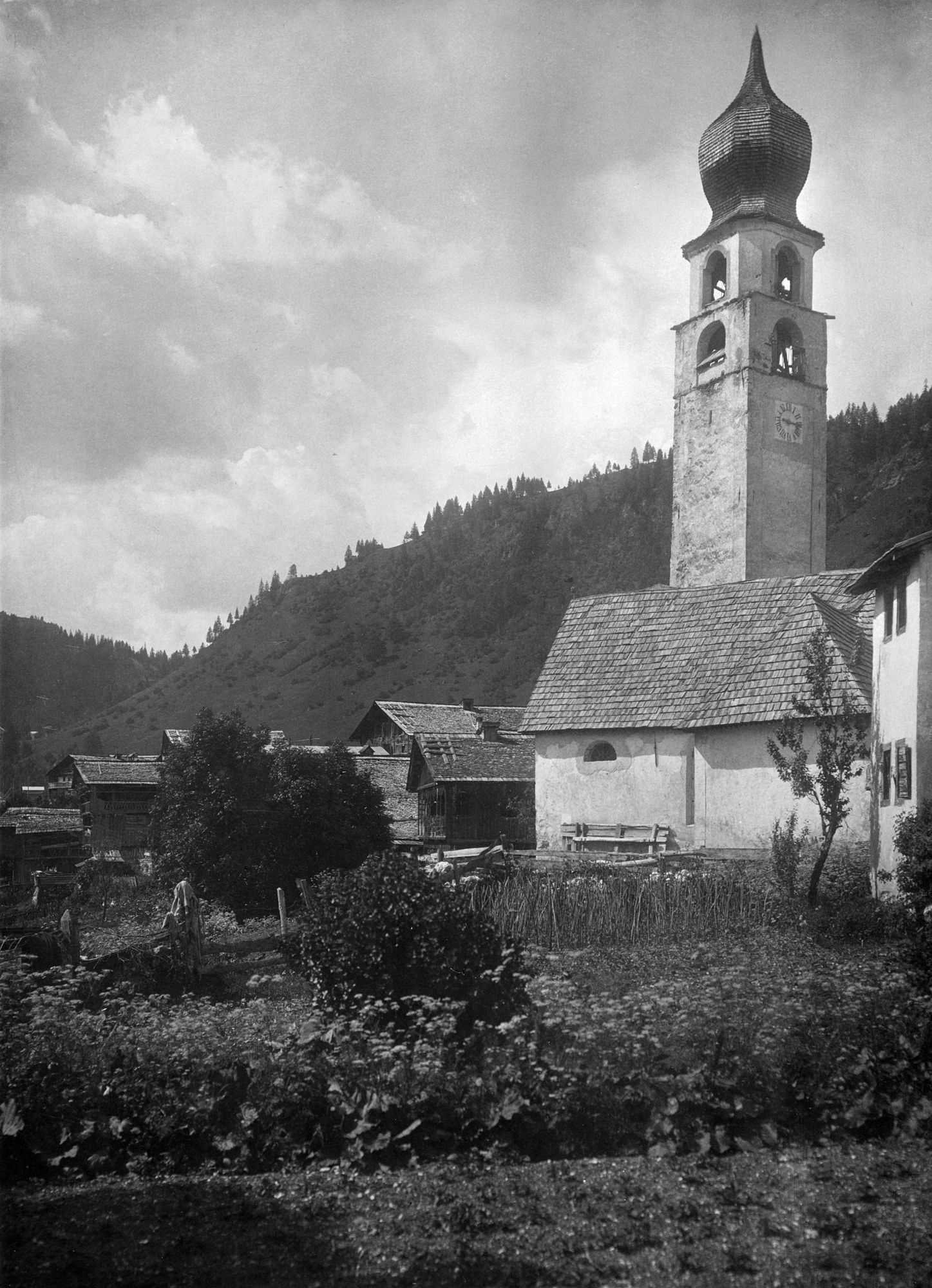 Mareson di Zoldo. Chiesa campanile e poaesaggio (negativo) di Gabinetto fotografico (XX)