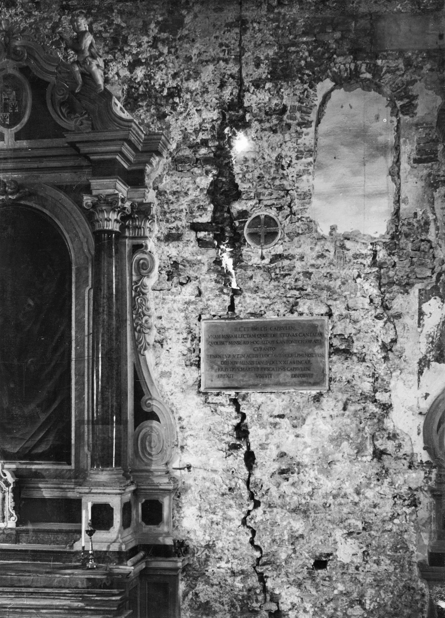 Duomo di Caorle. Condizioni statiche del muro verso l'interno della navata destra (negativo) di Gabinetto fotografico (XX)
