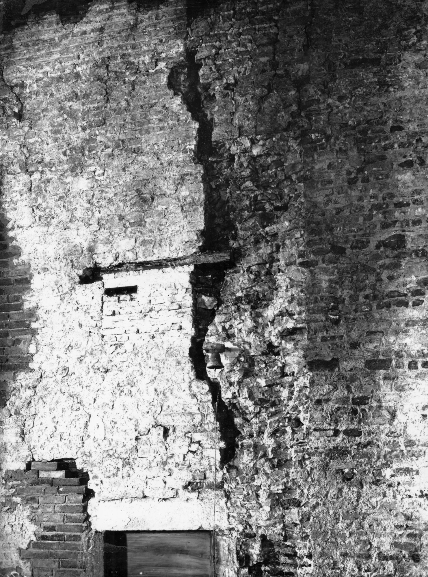 Duomo di Caorle. Condizioni statiche del muro verso l'interno della navata destra (negativo) di Gabinetto fotografico (XX)
