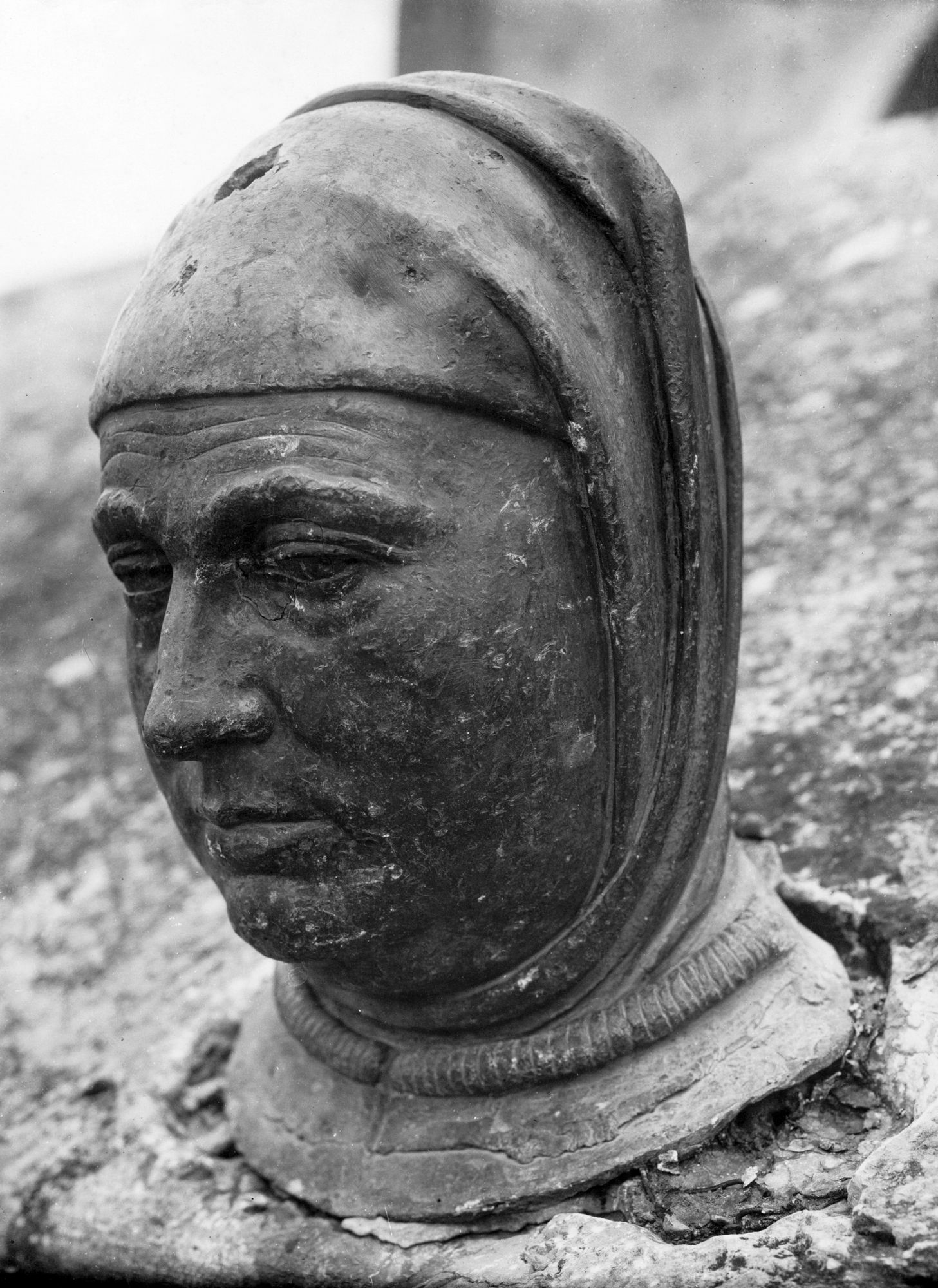 Arquà. Sarcofago del Petrarca. Testa in bronzo del Petrarca esistente sul sarcofago di fronte la chiesa (negativo) di Gabinetto fotografico (XX)