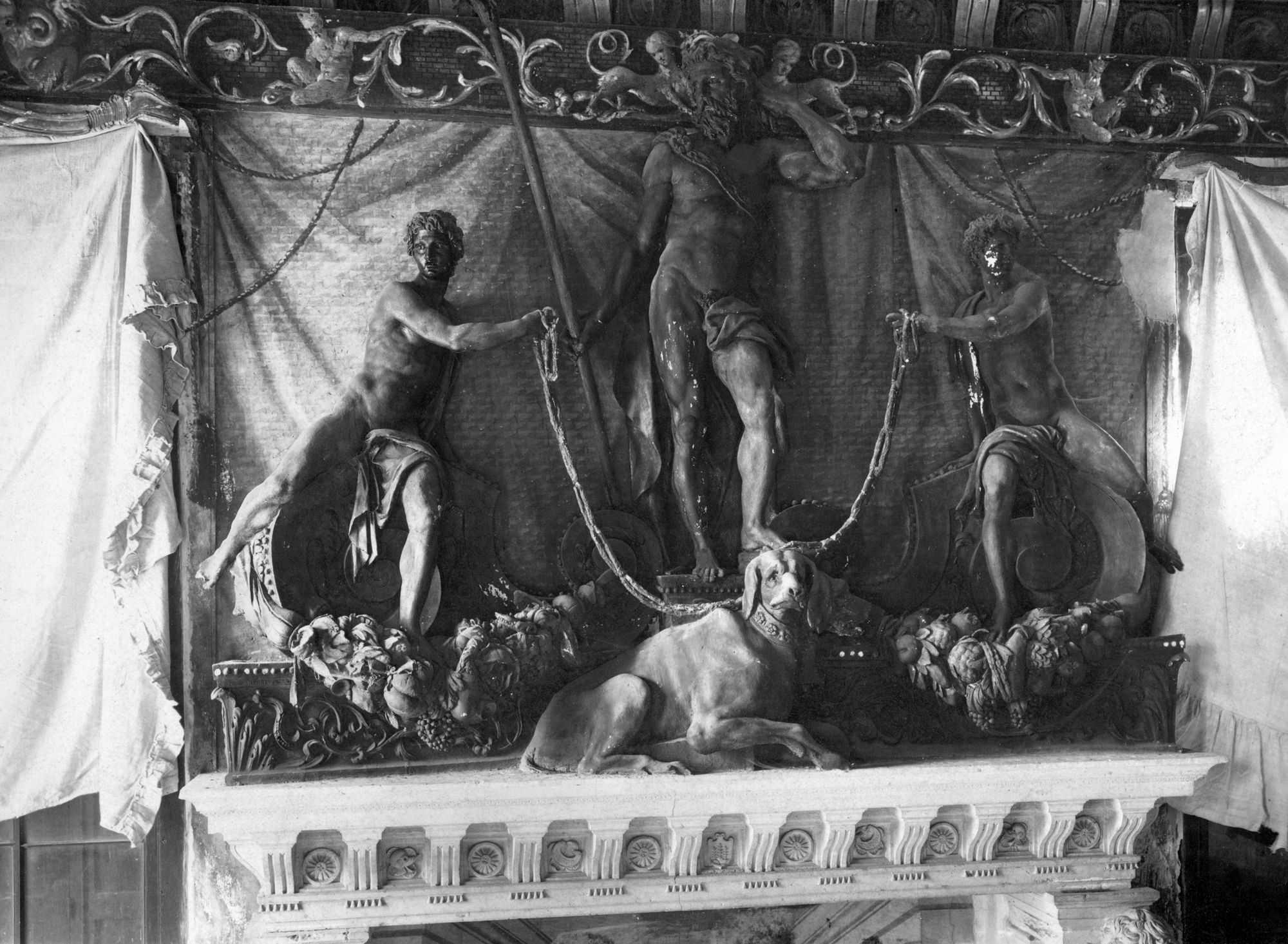 Pontecasale. Villa Garzoni ora Co. Luigi Donà dalle Rose. Coppa di un camino in stucco dipinto in stile barocco (negativo) di Gabinetto fotografico (XX)