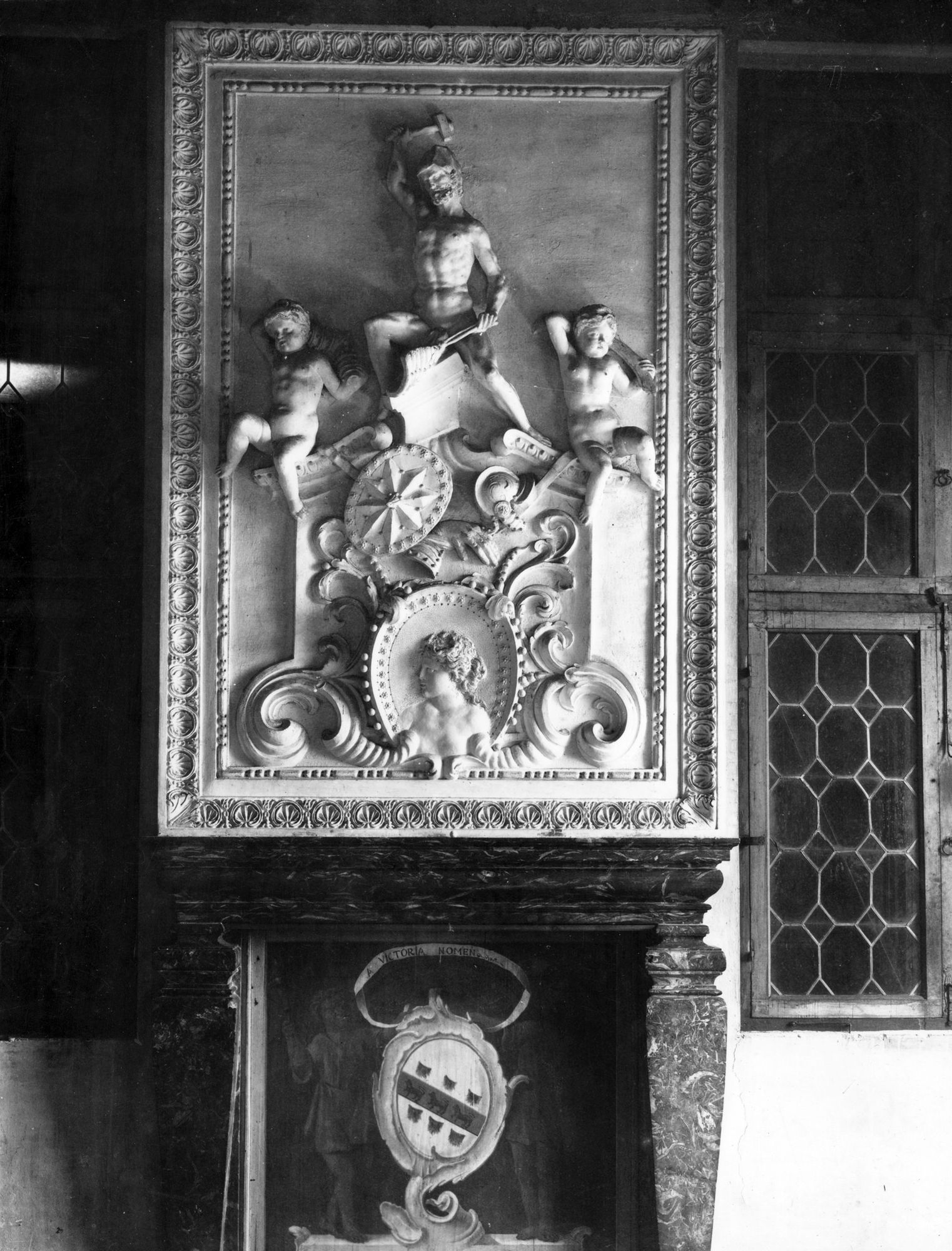 Pontecasale. Villa Garzoni ora Co. Luigi Donà dalle Rose. Formella in gesso sopra piccolo camino, stile barocco (negativo) di Gabinetto fotografico (XX)