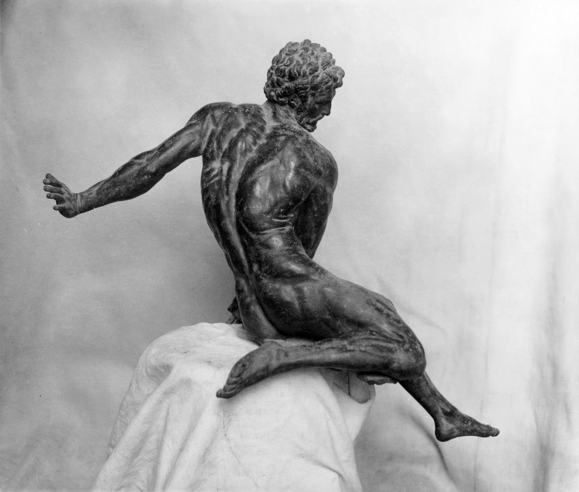 Pontecasale. Villa Garzoni ora Co. Luigi Donà dalle Rose. Figura d'uomo in bronzo. Sec. XVI (negativo) di Gabinetto fotografico (XX)