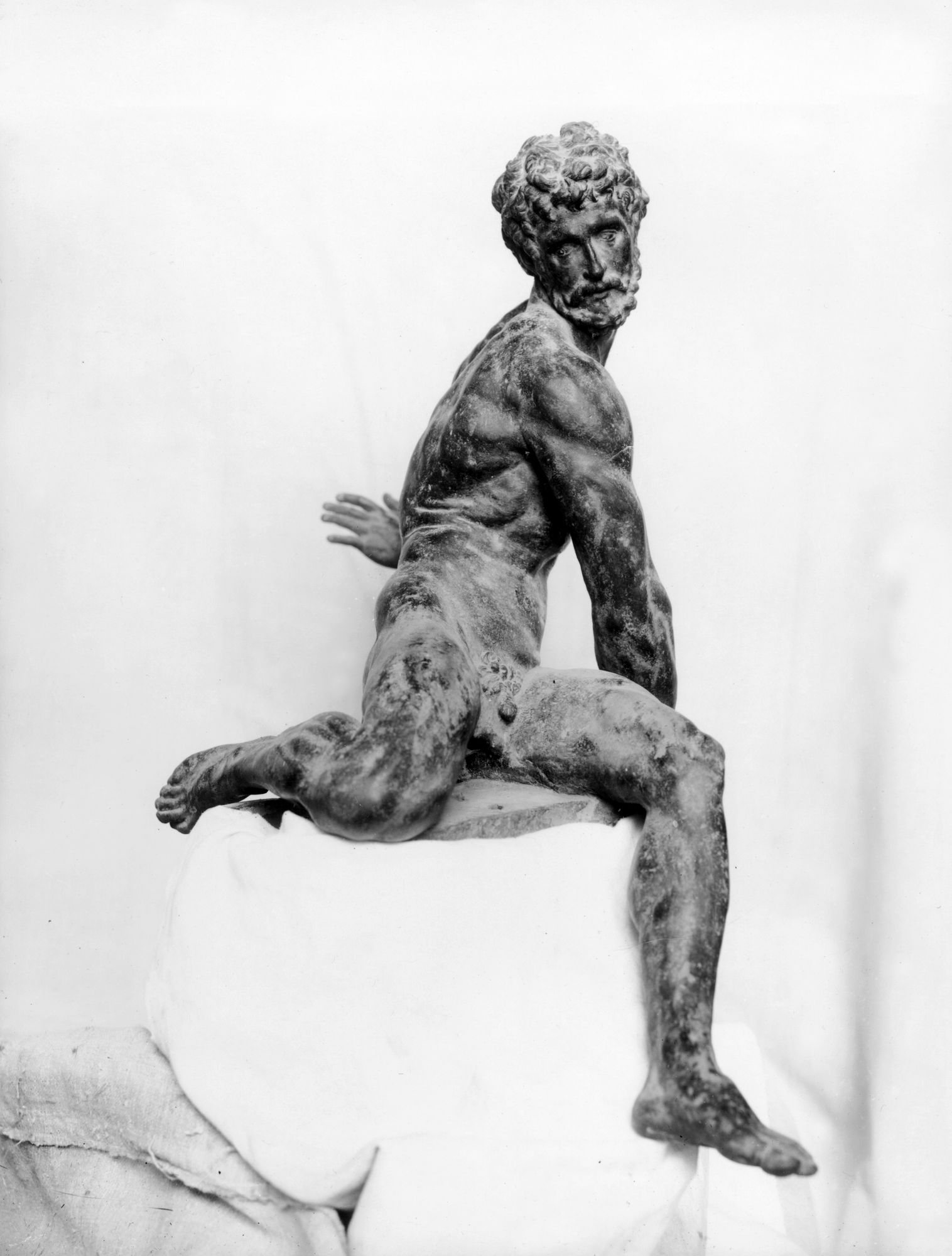 Pontecasale. Villa Garzoni ora Co. Luigi Donà dalle Rose. Figura d'uomo in bronzo. Sec. XVI (negativo) di Gabinetto fotografico (XX)