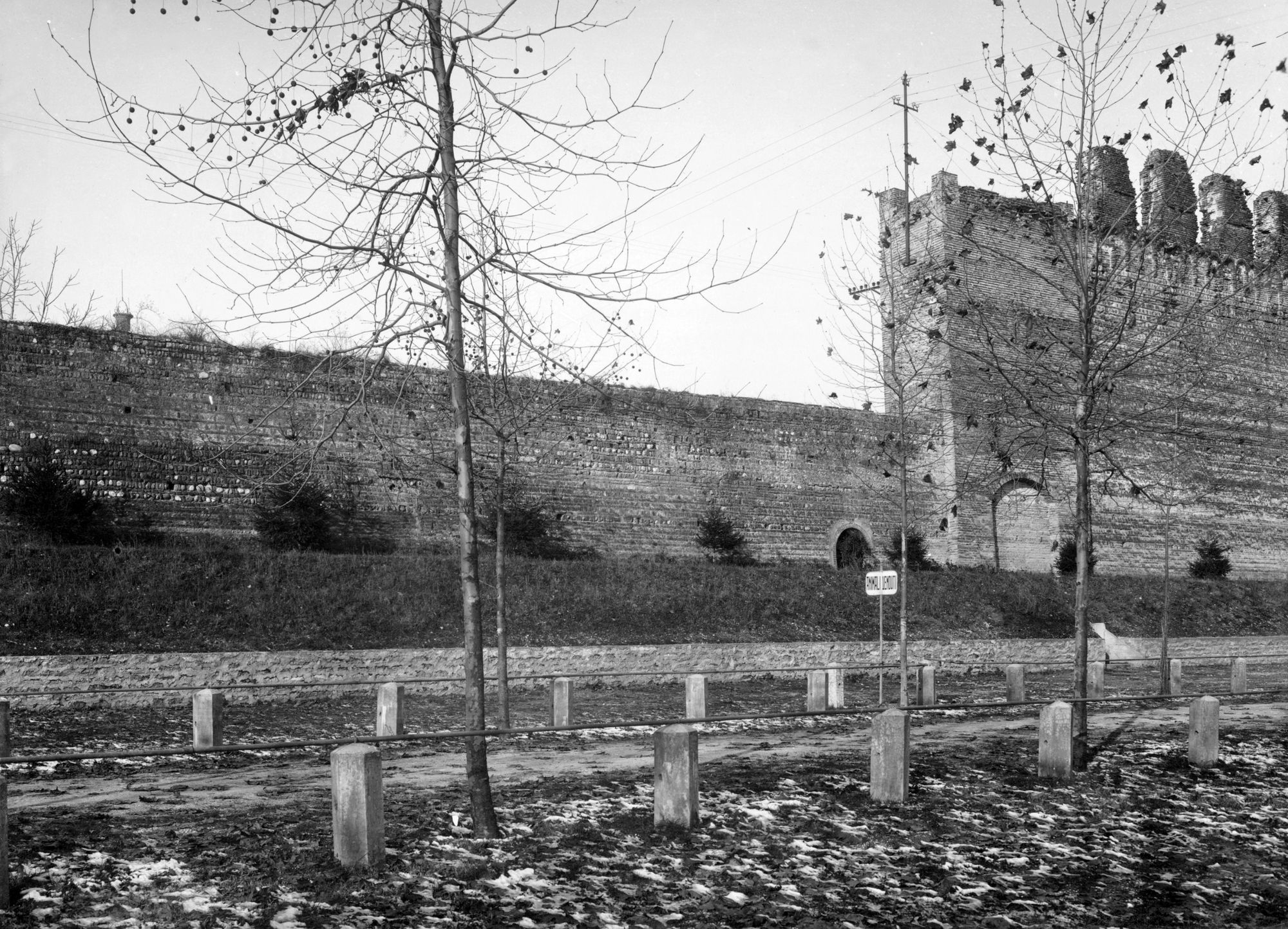 Cittadella. Alcuni tratti delle mura (negativo) di Gabinetto fotografico (XX)