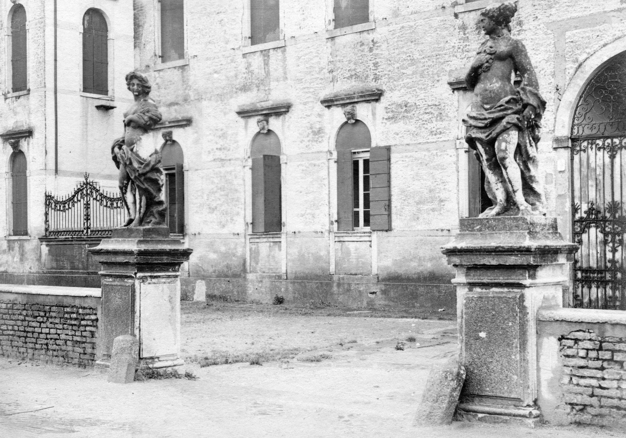 Massanzago. Villa Baglioni ora Malvestio. Vedute delle facciate. Statue cancelli del parco (negativo) di Gabinetto fotografico (XX)