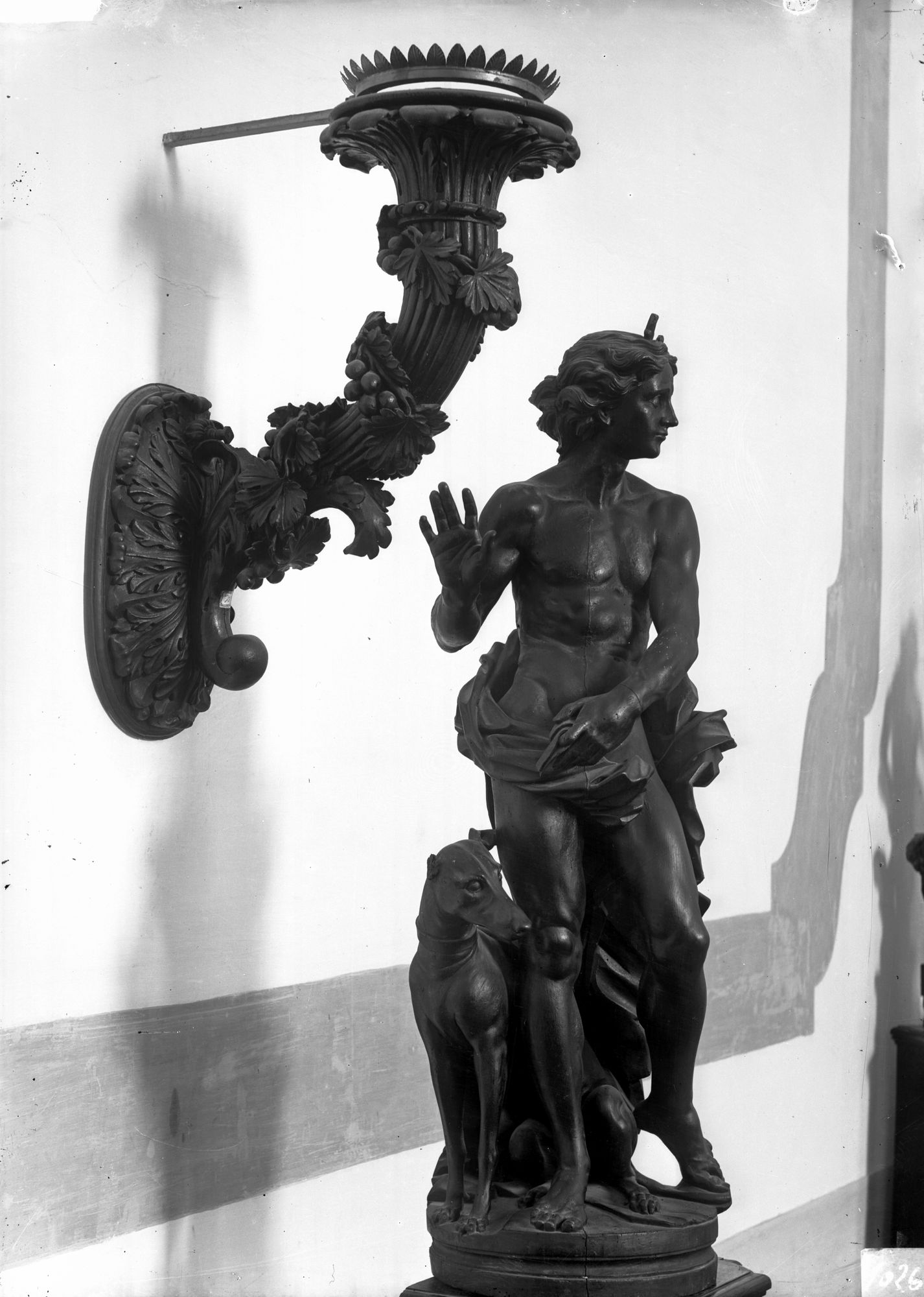 Villa Nazionale di Stra. Statue in legno raffig. Diana , Ercole, Venere. Adone, e due gruppi in ceramica, donne che sorregono un bambino (negativo) di Gabinetto fotografico (XX)