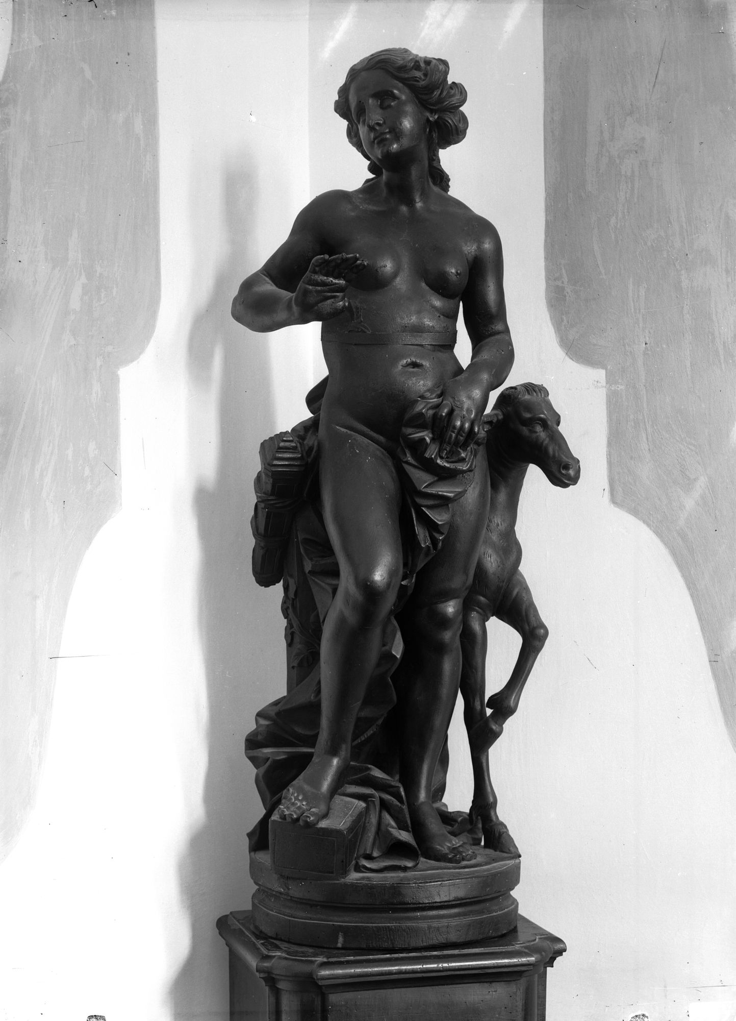 Villa Nazionale di Stra. Statue in legno raffig. Diana , Ercole, Venere. Adone, e due gruppi in ceramica, donne che sorregono un bambino (negativo) di Gabinetto fotografico (XX)