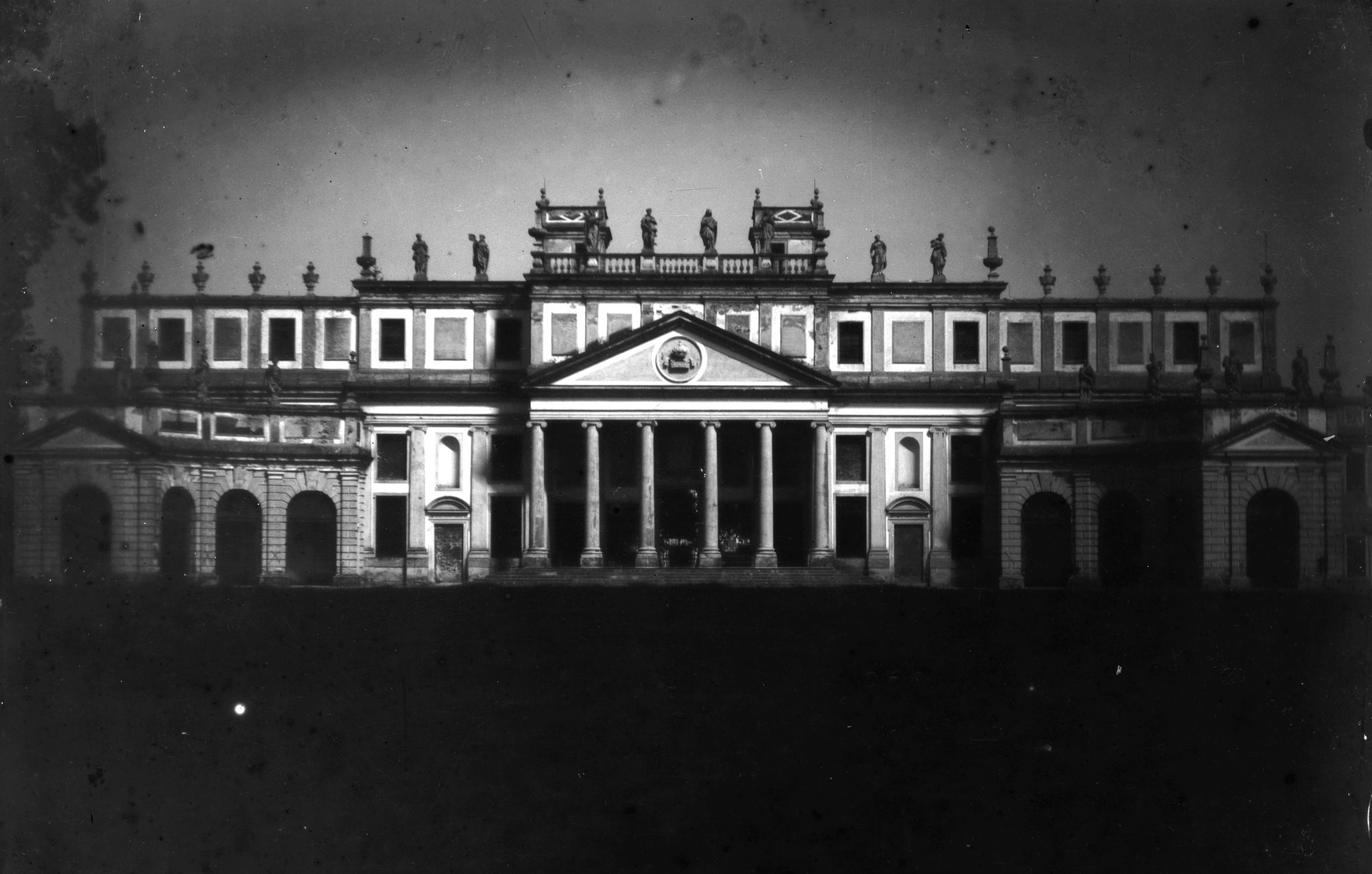 Villa Nazionale di Stra. Facciata delle scuderie (negativo) di Gabinetto fotografico (XX)
