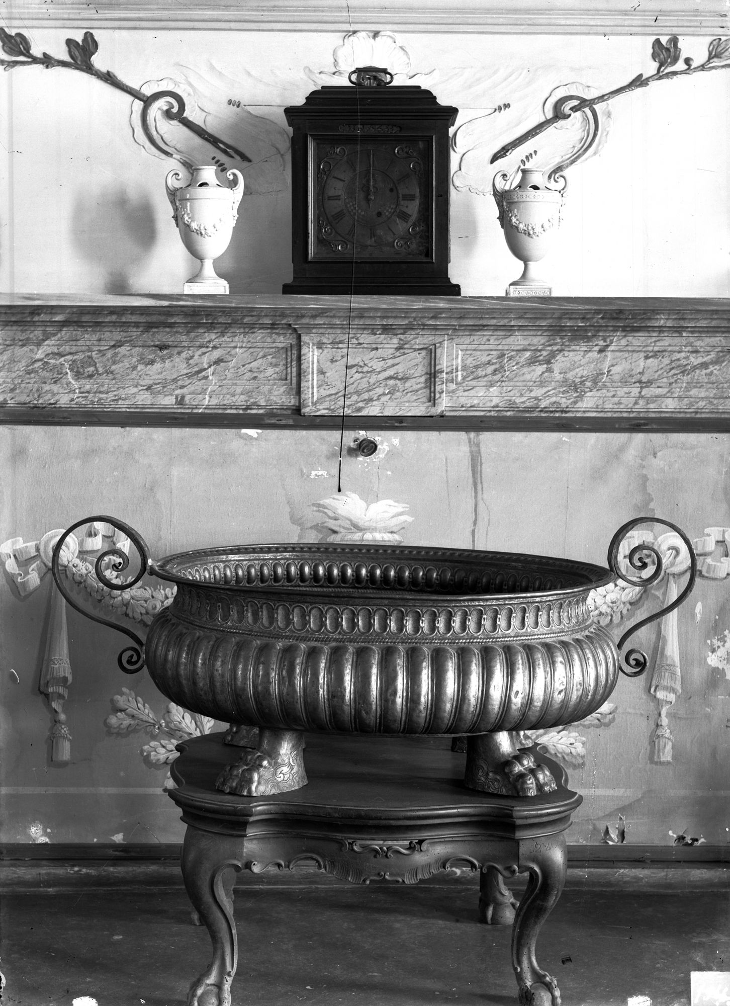 Villa Nazionale di Stra. Vasca di rame sbalzata, due vasetti a fiori e pendola (negativo) di Gabinetto fotografico (XX)