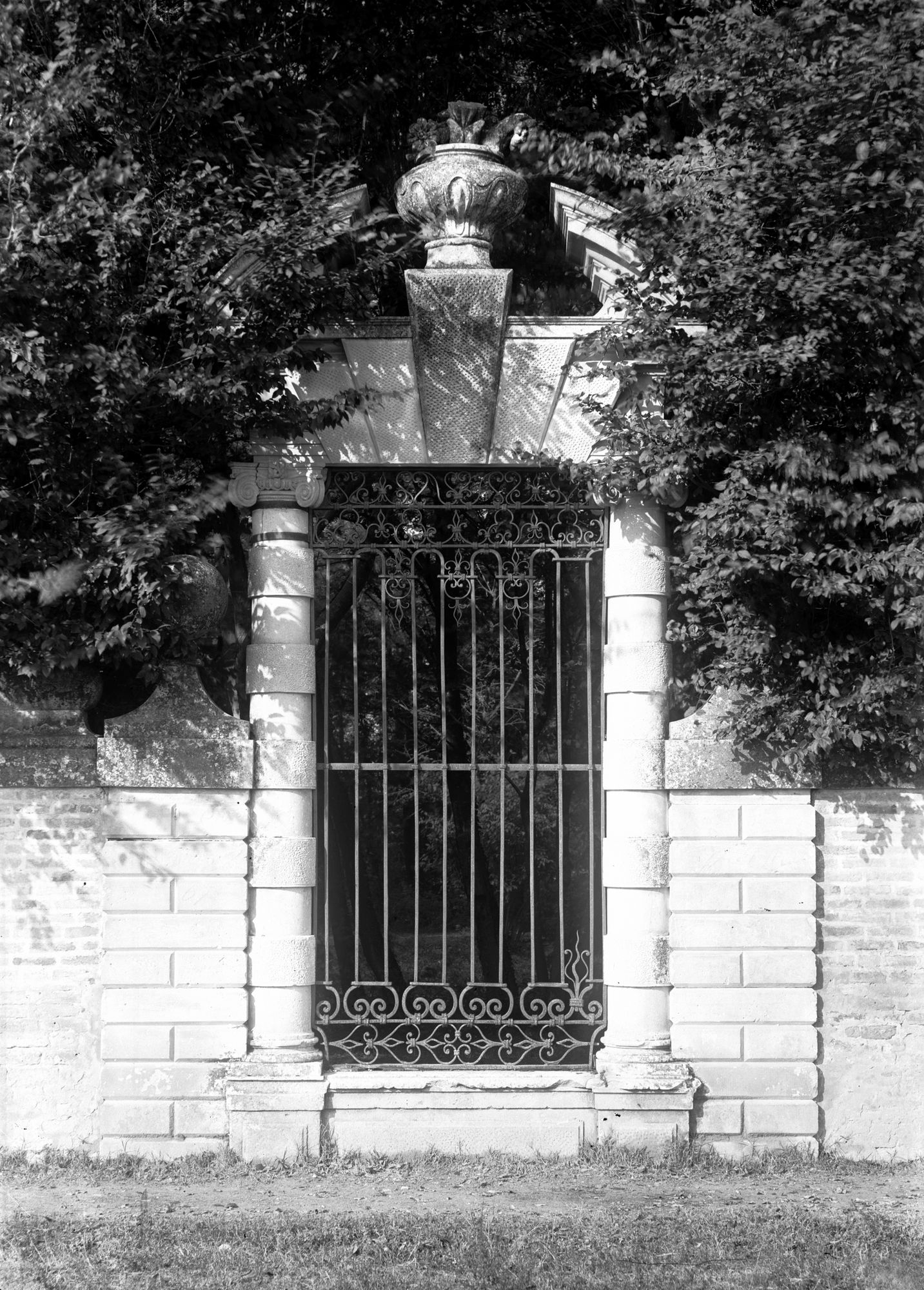 Villa Nazionale di Stra. Uno dei cancelli della villa (negativo) di Gabinetto fotografico (XX)