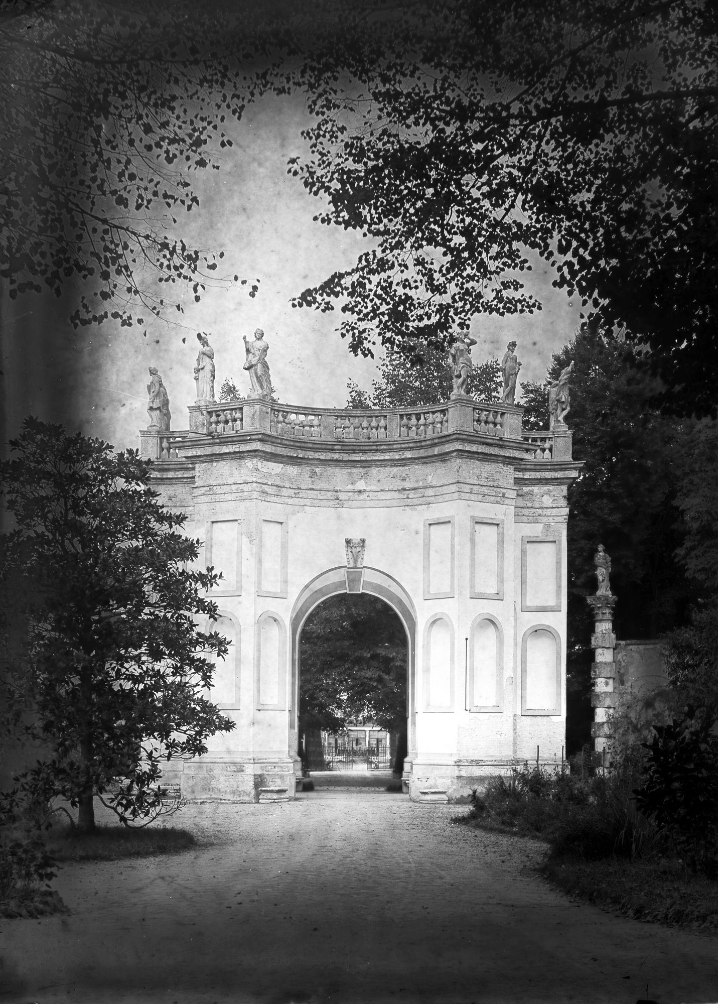 Villa Nazionale di Stra. Loggia nell'nterno del Parco (negativo) di Gabinetto fotografico (XX)
