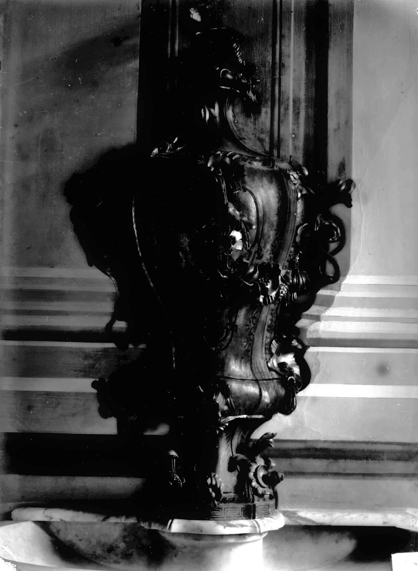 Villa Nazionale di Stra. Vaso barocco in legno d'orato (negativo) di Gabinetto fotografico (XX)